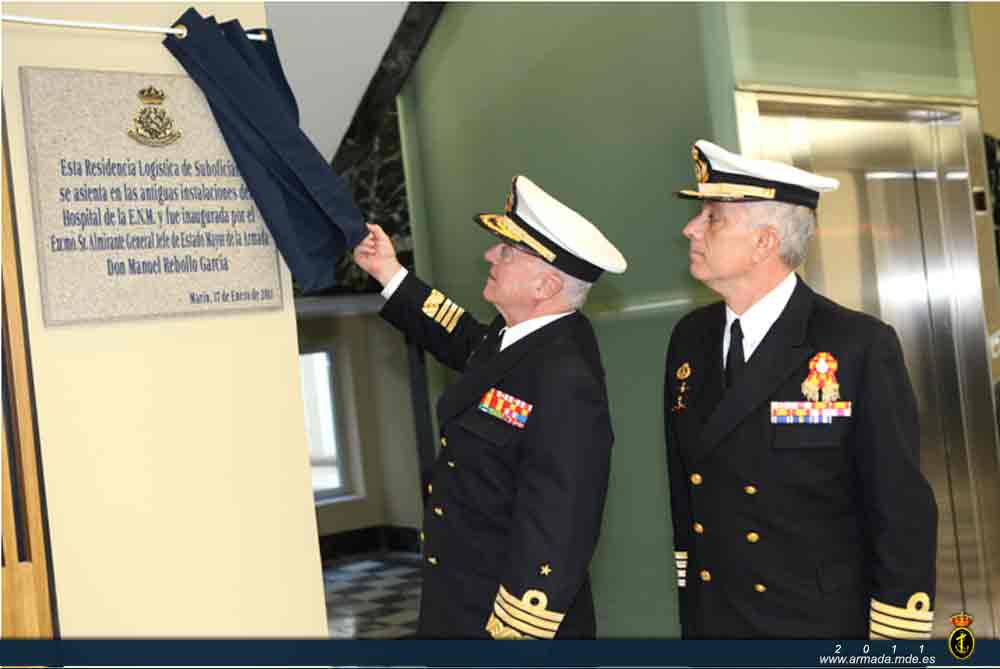 El Almirante Jefe de Estado Mayor de la Armada descubre la placa de inauguración de la nueva Residencia de Suboficiales de la Escuela Naval Militar